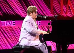 Elton John actúa en el escenario durante la cena 2024 A Year in TIME, en la ciudad de Nueva York. El artista británico fue elegido Icono del año 2024 por la revista Time.