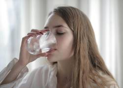 Beber agua no es la única fuente de hidratació, también ayudan las infusiones, bebidas de electrolitos o los jugos de frutas.