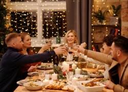 Cena navideña entre amigos y familiares.