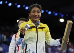 La medallista de plata Lucía Yamileth Yepez Guzmán de Ecuador posa tras el podio de las competencias de Lucha Libre Femenina 53 kg de los Juegos Olímpicos de París 2024.