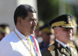 Fotografía cedida por Prensa Miraflores del presidente de Venezuela, Nicolás Maduro, durante un acto de condecoración a 21 venezolanos sancionados por el Tesoro de Estados Unidos, este lunes en Caracas.