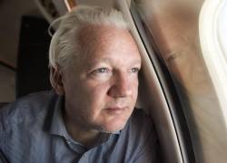 El fundador de Wikileaks, Julian Assange, en una imagen publicada por Wikileaks en X mientras su avión se aproxima al aeropuerto de Bangkok para hacer escala con el mensaje Acercándonos a la libertad.