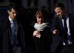 Gisele Pelicot (C), acompañada por sus abogados Stéphane Babonneau (L) y Antoine Camus (R), camina hasta el tribunal penal de Aviñón, Francia, el 26 de noviembre de 2024, donde su exmarido es juzgado.