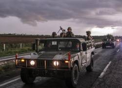 Soldados del ejército mexicano a bordo de vehículos militares patrullan una carretera como parte de una operación militar para reforzar la seguridad tras una ola de violencia en los últimos días en la ciudad de Culiacán, estado de Sinaloa, México, el 19 de agosto de 2024.