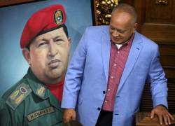 El diputado venezolano Diosdado Cabello camina junto a un retrato del fallecido presidente Hugo Chávez durante una sesión en la Asamblea Nacional. Foto: Federico PARRA / AFP