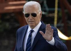 El presidente de Estados Unidos, Joe Biden, saluda mientras camina por el jardín sur para salir de la Casa Blanca por Marine One, en Washington.