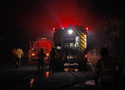 Los bomberos toman posición durante un incendio forestal en Quito.