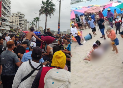 La víctima fue trasladada desde la playa de San Lorenzo hacia un centro médico en una patrulla.