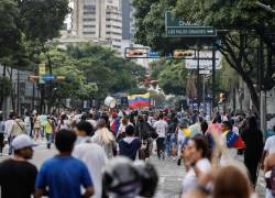 Personas recorren las calles durante una protesta por los resultados de las elecciones presidenciales este lunes, en Caracas (Venezuela).