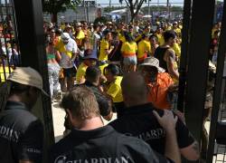 Personal de seguridad detiene a aficionados colombianos que trataron de entrar sin tickets a la final de la Copa América en el Hard Rock Stadium de Miami, Florida.
