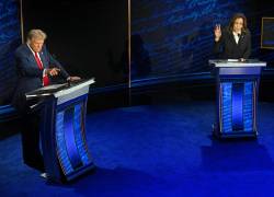 El expresidente estadounidense y candidato presidencial republicano Donald Trump habla durante un debate presidencial con la vicepresidenta estadounidense y candidata presidencial demócrata Kamala Harris