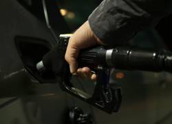 Fotografía referencial de una persona poniendo gasolina a su auto.