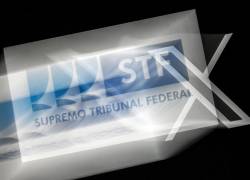 Fotografía ilustrativa tomada el 29 de agosto de 2024 que muestra los logotipos del Tribunal Supremo Federal de Brasil (izq.) y la plataforma de redes sociales X.