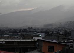 Vista del sur de Quito mientras se registran precipitaciones.