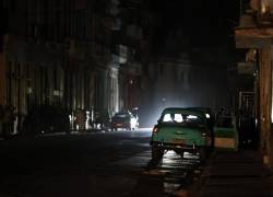 Fotografía del 20 de octubre de 2024 de personas dentro de un vehículo durante un apagón, en La Habana, (Cuba). Foto: EFE