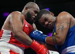 El francés Djamili-Dini Aboudou Moindze (en rojo) lucha contra el ecuatoriano Gerlon Gilmar Congo Chala (en azul) en el combate de boxeo masculino de cuartos de final de +92 kg durante los Juegos Olímpicos de París 2024 (Foto de MOHD RASFAN / AFP)