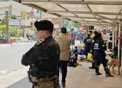 Miembros de la Policía custodian la calle en la que se derrumbó un edificio este martes, en Villa Gesell, en la costa de la provincia de Buenos Aires.