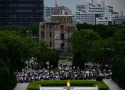 Personas y reporteros se reúnen frente a las ruinas del Salón de Promoción Industrial de Hiroshima, conocido comúnmente como la cúpula de la bomba atómica.