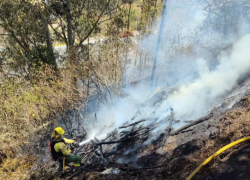 Bombero controla incendio en la avenida Simón Bolívar.