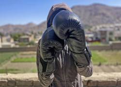 En esta fotografía tomada el 7 de julio de 2024, una boxeadora afgana posa durante una sesión de entrenamiento en Kabul.