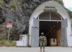 Un soldado hace guardia en la central hidroeléctrica de Mazar en Las Palmas, Ecuador, el 17 de septiembre de 2024.