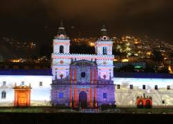 Plaza San Francisco iluminada en el Festival Quito, Luz de América.