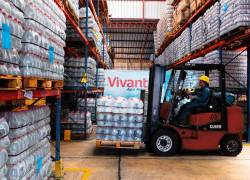 Operador de industria de bebidas trabaja en el área de bodega y almacenamiento de agua Vivant.