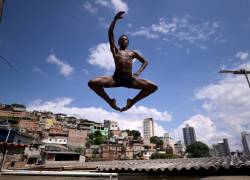 El bailarín brasileño Dyhan Cardoso baila en la favela Aglomerado da Serra en Belo Horizonte, Brasil, el 3 de octubre de 2023.