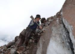 Fotografía de Baltazar Ushca picando hielo en las laderas del nevado Chimborazo.