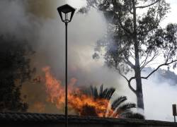 Fotografía de un incendio forestal este martes, en Quito.