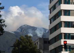 Vista desde una calle de Quito hacia el volcán Pichincha donde se observa el humo del incendio.