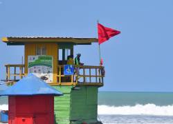 Bandera roja en una de las playas de Manta.