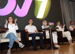 Fotografía de la Reunión Nacional de ADN 7 para la proclamación de sus, precandidatos a dignidades Nacionales 2025-2029, celebrada el viernes en el Hotel Marriott de Quito. De izquierda a derecha, María José Pinto, quien aspirará a la Vicepresidencia, el mandatario Daniel Noboa, la precandidata a legisladora Anabella Azin y la primera dama, Lavinia Valbonesi.