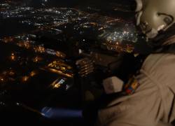 Fotografía de un operativo de control aéreo de las Fuerzas Armadas sobre Guayaquil, cantón en el que el toque de queda regirá en solo una parroquia.