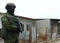 Militar custodia una de las zona conflictivas de Guayaquil.