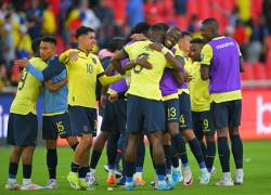 Los jugadores de Ecuador celebran después de ganar el partido de fútbol de las eliminatorias sudamericanas para la Copa Mundial de la FIFA 2026 entre Ecuador y Perú.