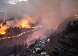 Vista aérea de un incendio forestal en un cerro de Quito el 24 de septiembre de 2024.