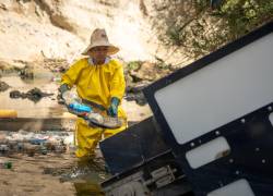 En el río San Pedro se ubicó tecnología Azure para retener y recolectar residuos sólidos flotantes.