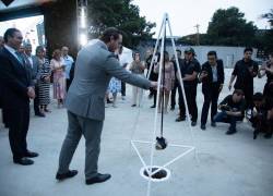 La colocación simbólica de la primera piedra del proyecto Millenium Park.