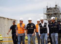 Fotografía del presidente Daniel Noboa recorriendo la obra en construcción, en marzo de este año.