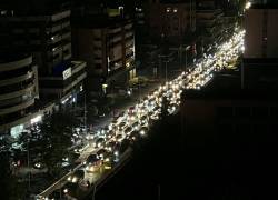 Un atasco de tráfico obstruye una calle de la ciudad libanesa de Sidón el 23 de septiembre de 2024, mientras la gente huye de sus hogares en el sur del Líbano.