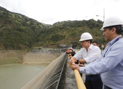 El presidente de Ecuador, Daniel Noboa, visitando la central hidroeléctrica Mazar, a inicios de mayo de este año.