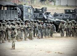 Fotografía en la que aparecen decenas de elementos del ejército ecuatoriano desplegados en Durán.