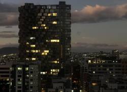 Fotografía del atardecer en el centro financiero del norte de Quito este lunes, en Quito.