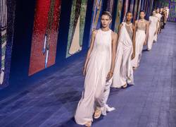 Las modelos presentan creaciones de la colección de Alta Costura Otoño/Invierno 2024-25 de la diseñadora italiana Maria Grazia Chiuri para la casa de moda Dior durante la Semana de la Moda de París, 24/junio/2024.