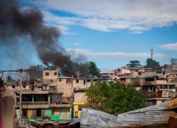 Fotografía que muestra casas que han sido quemadas este miércoles, en Puerto Príncipe (Haití), una ciudad convulsionada por la violencia.