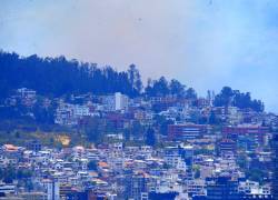 Quito, 25 de septiembre de 2024. Imágenes captadas desde el norte de Quito hacia las zonas de Bellavista y Guápulo, donde continúan los incendios registrados desde ayer. (API / Daniel Molineros)