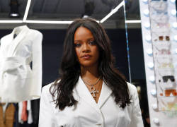 La cantante Rihanna, la primera mujer negra en la historia al frente de una marca de lujo parisina. Foto: AP