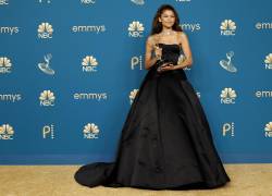 Zendaya posa con su premio Emmy a mejor actriz dramática por la serie “Euphoria”. (Photo by Frazer Harrison / GETTY IMAGES NORTH AMERICA / Getty Images via AFP)
