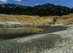 Vista que muestra el bajo nivel de agua del embalse Guavio que alimenta la Central Hidroeléctrica Guavio en Gachala, Departamento de Cundinamarca, Colombia, el 16 de abril de 2024.